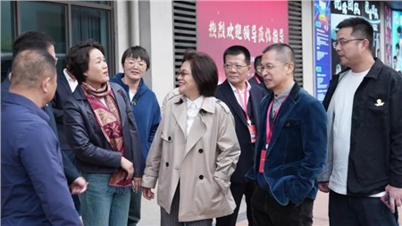 【政企攜手，共繪發(fā)展藍圖】區(qū)人大常委會蒞臨我司，共探企業(yè)發(fā)展新篇章